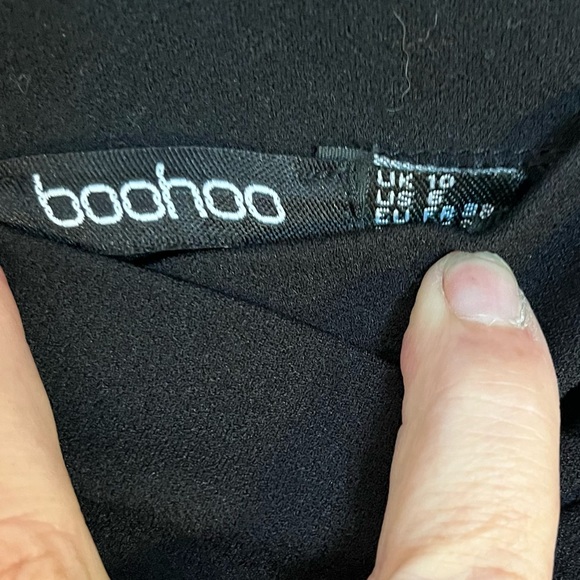 Boohoo V waist cuffed skinny trouser. Black. Size 6. Worn once. - Picture 2 of 2